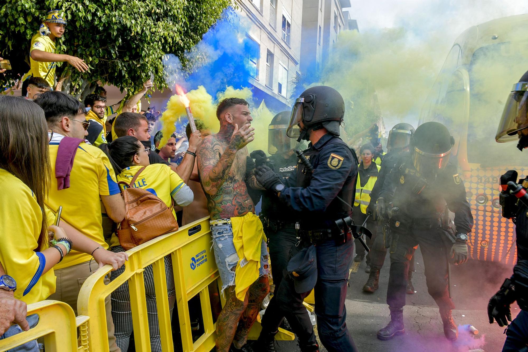 La afición recibe a la guagua de la UD Las Palmas en Fondos de Segura