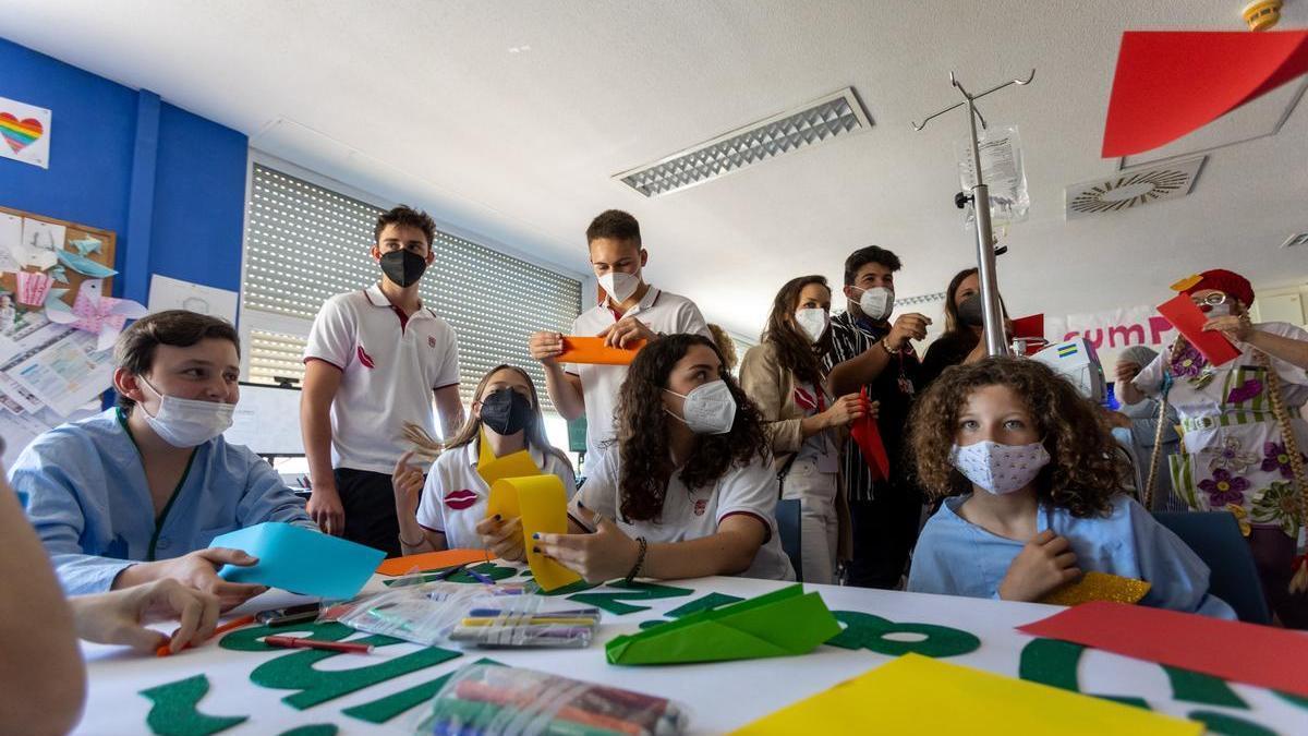 Los pacientes del Aula Hospitalaria y miembros del Club de Jóvenes Solidarios trabajan juntos.