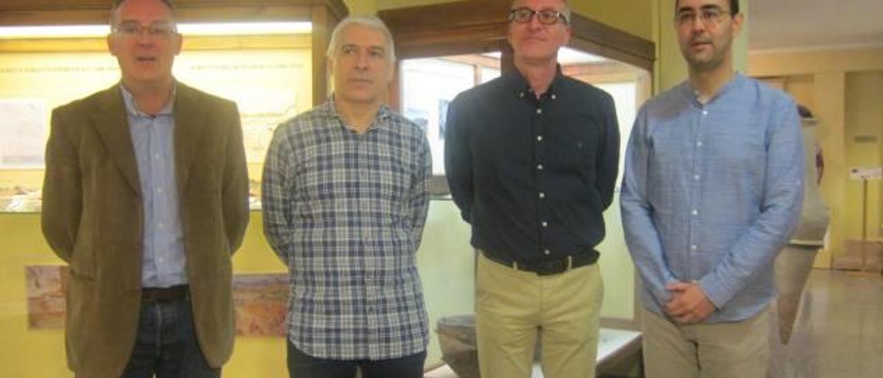 El concejal Rafa Saéz, el alcalde Armando Esteve, el director José Luis Pellín y el arqueólogo Daniel Andrés.