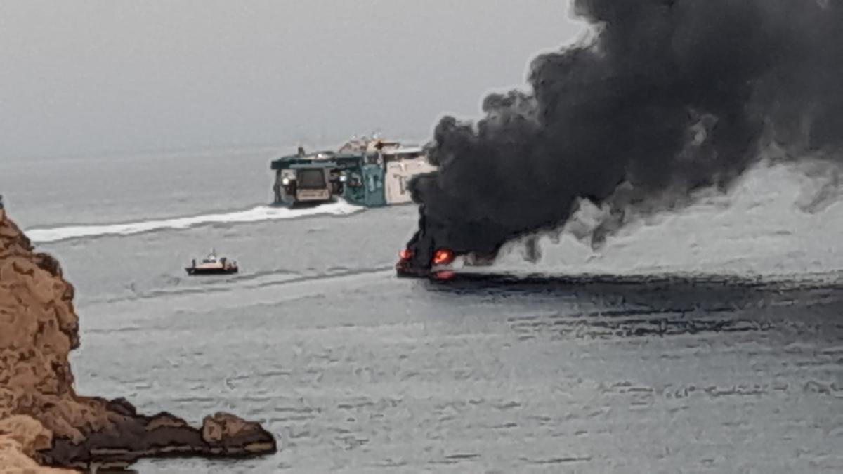 Incendio de una lancha cerca de s'Illa Negra en Ibiza