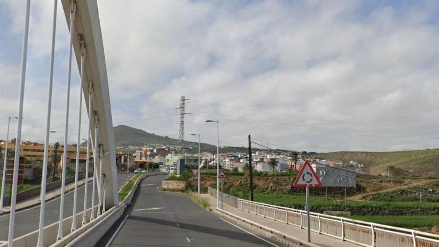 Espectacular choque de una guagua contra un torreón en Gran Canaria