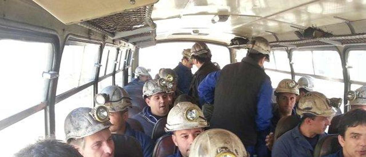 Trabajadores de Cerredo, en el autobús de la empresa Coto Minero Cantábrico.