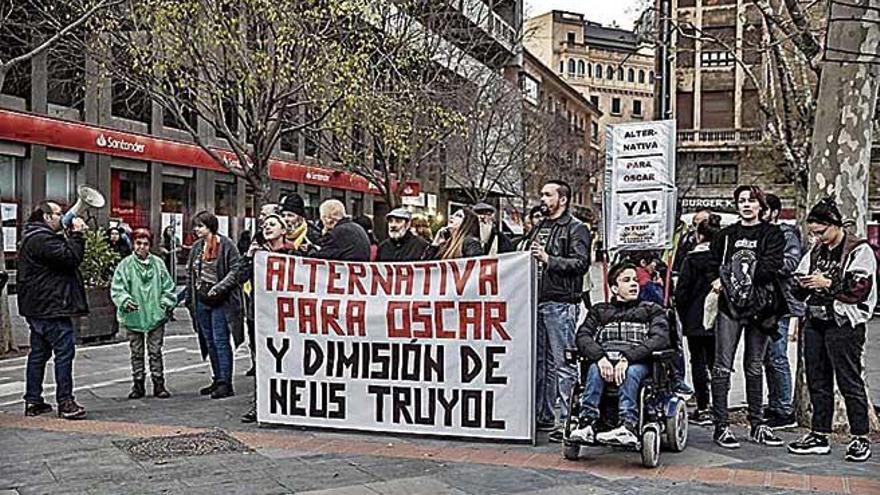 Manifestación contra el desahucio a Oscar Kacper frente a Més