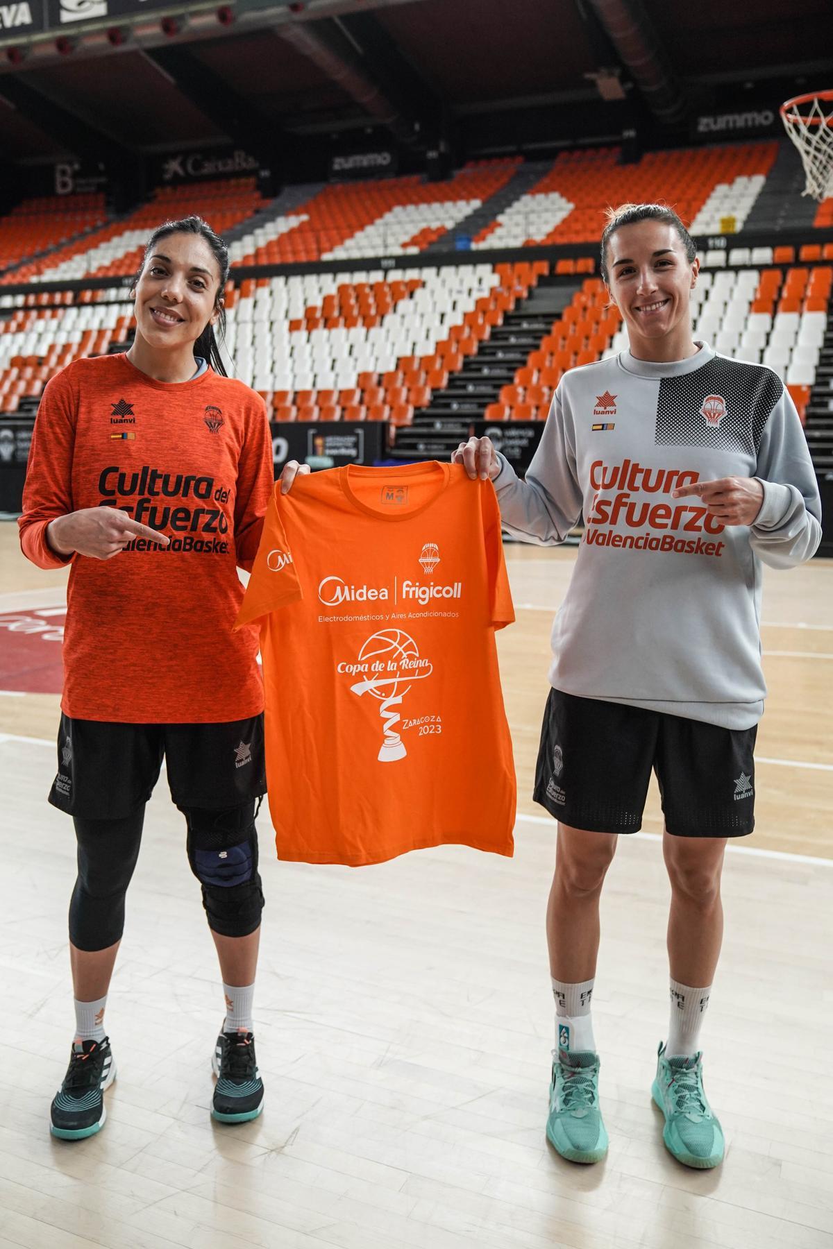Las 'capis' Casas y Ouviña presentan la camiseta de la Copa de la Reina para los aficionados