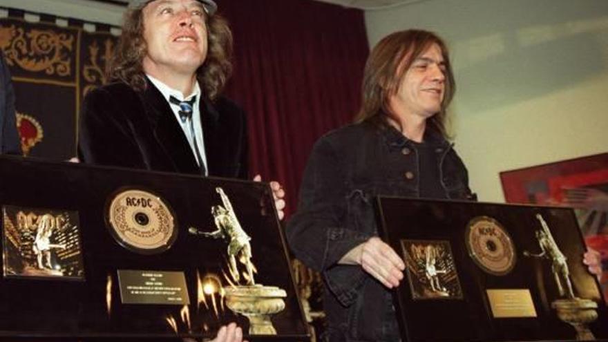 Malcolm Young, a la derecha, junto a su hermano Angus, presentando el disco Stiff Upper Lip.