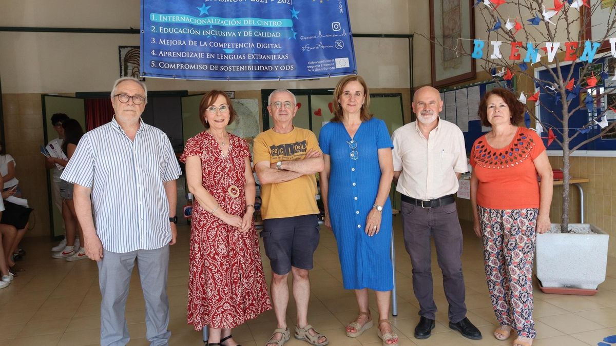 Así recibe el instituto La Asunción de Elche a cinco profesores y una administrativa que se jubilan