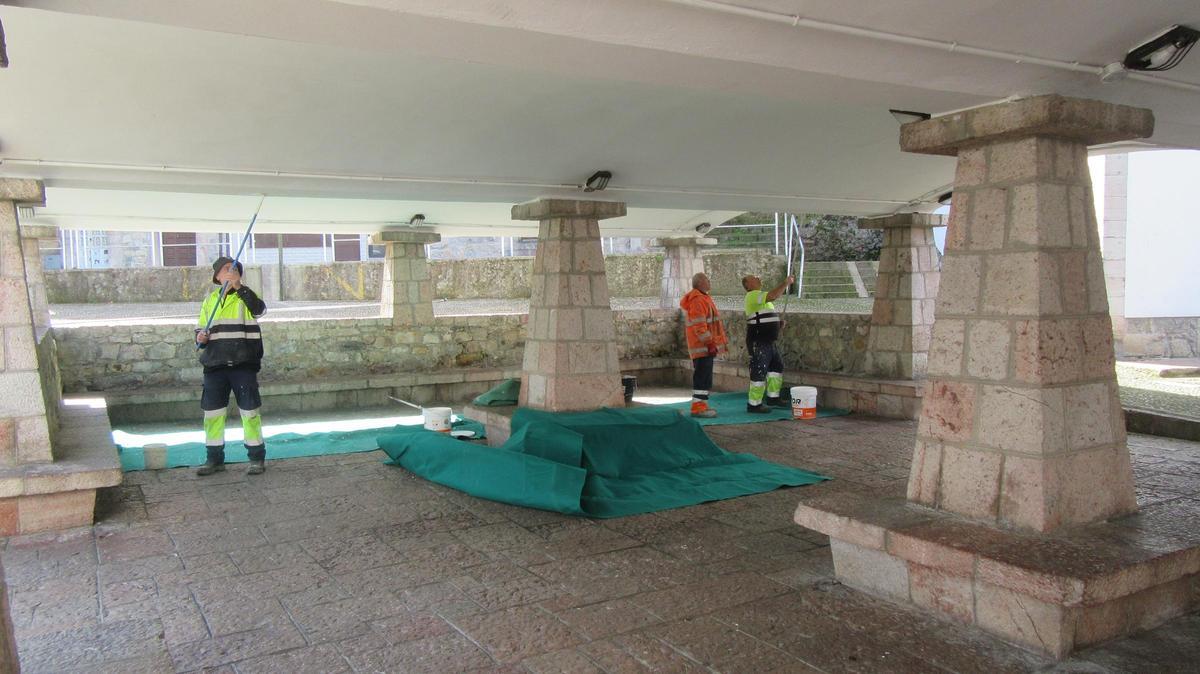 Tareas de limpieza en los soportales del Palaciu Pintu de Cangas.