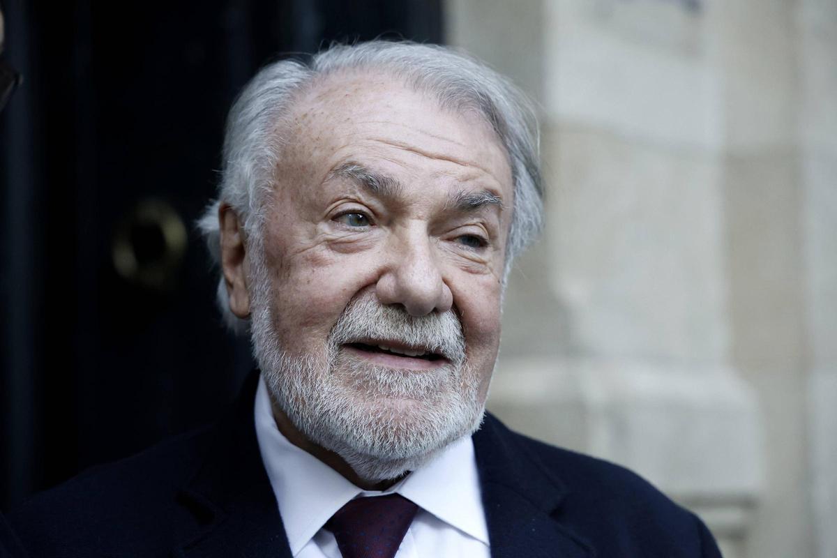 Jaime Mayor Oreja en Santiago, antes de la presentación de su nuevo libro en la sede de la RSEAPS.