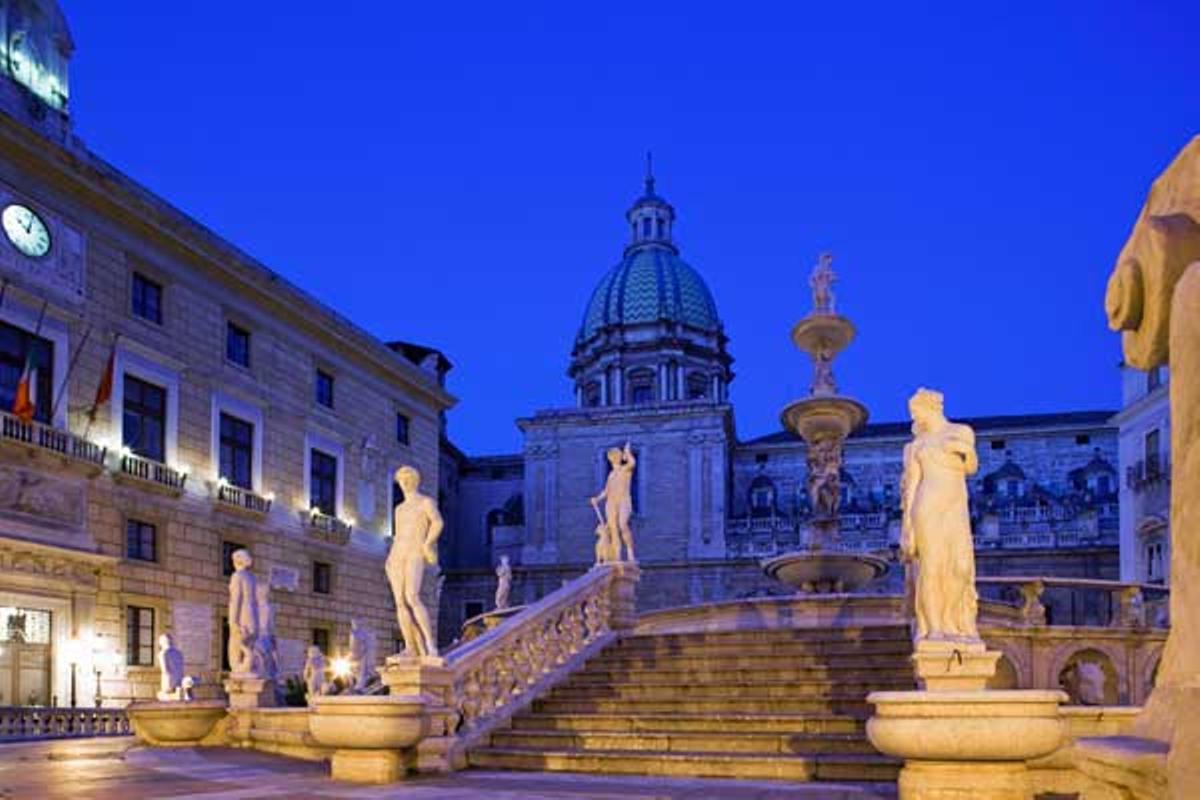 Fuente Pretoria o Fuente de la Vergüenza con el Ayuntamiento a la izquierda y la iglesia de la Inmaculada Concepción al fondo. Fuente Pretoria o Fuente de la Vergüenza con el Ayuntamiento a la izquierda y la iglesia de la Inmaculada Concepción al fondo.