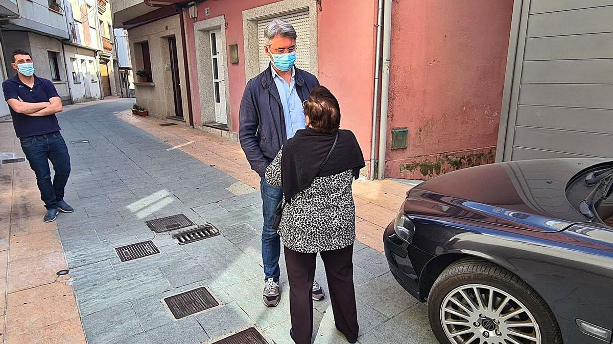 El alcalde de O Grove, José Cacabelos, conversa con una vecina de avanzada edad.