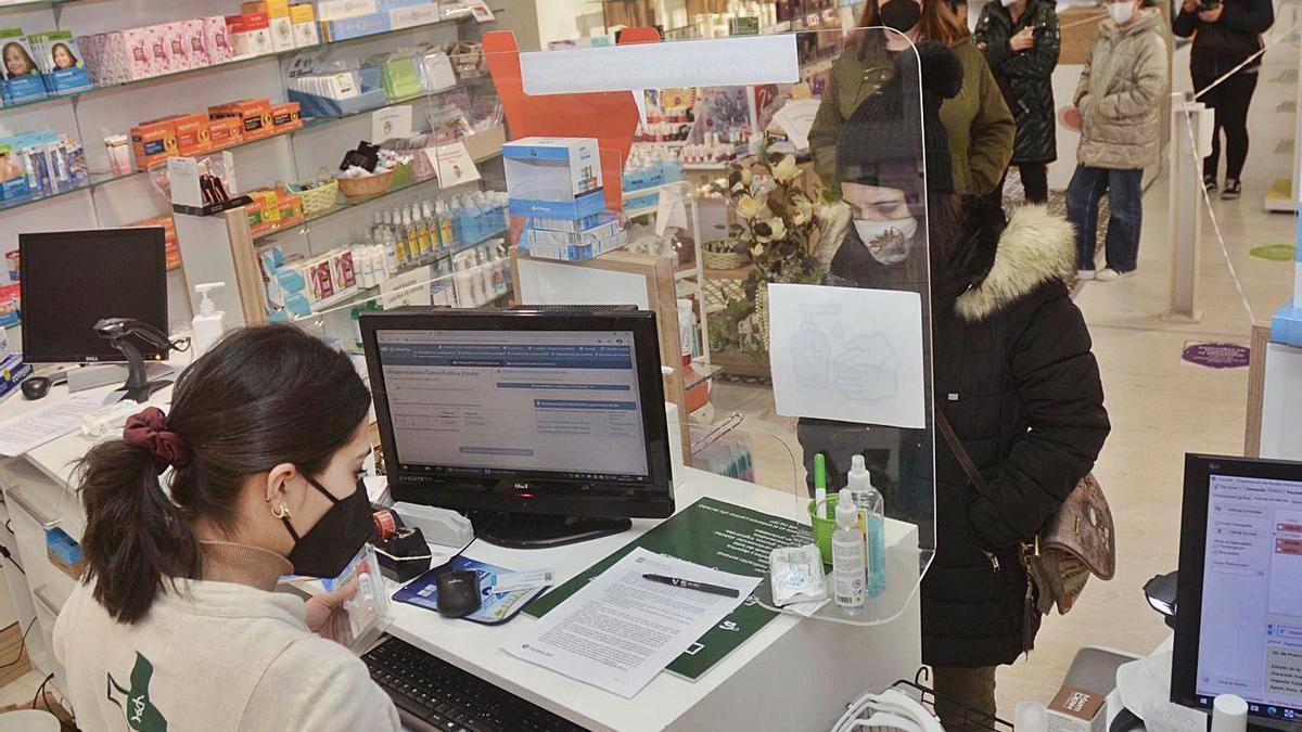 Una clienta recoge su kit en la Farmacia Campolongo.   | // R.V.