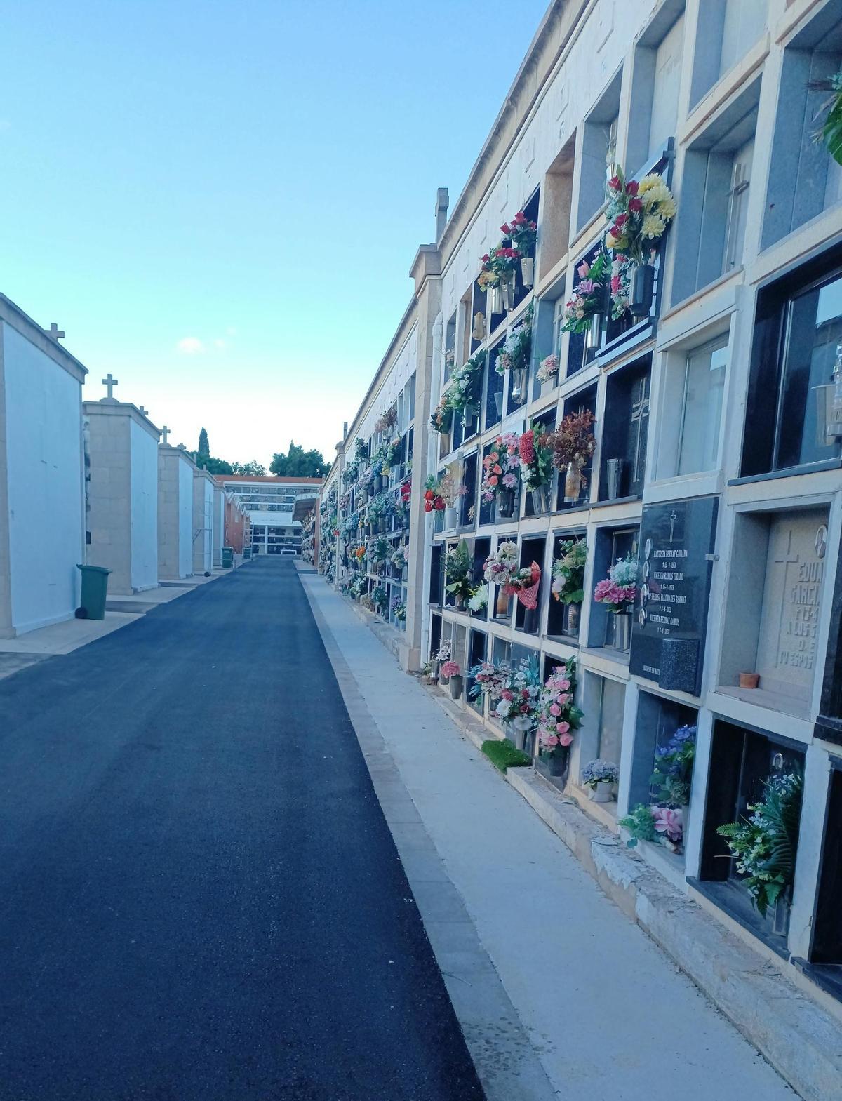 El cementerio de San José ha eliminado bordillos y mejorado asfalto.