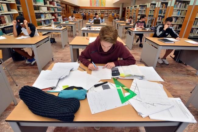 ESTUDIANTES BACHILLERATO PREPARANDO LA PAU