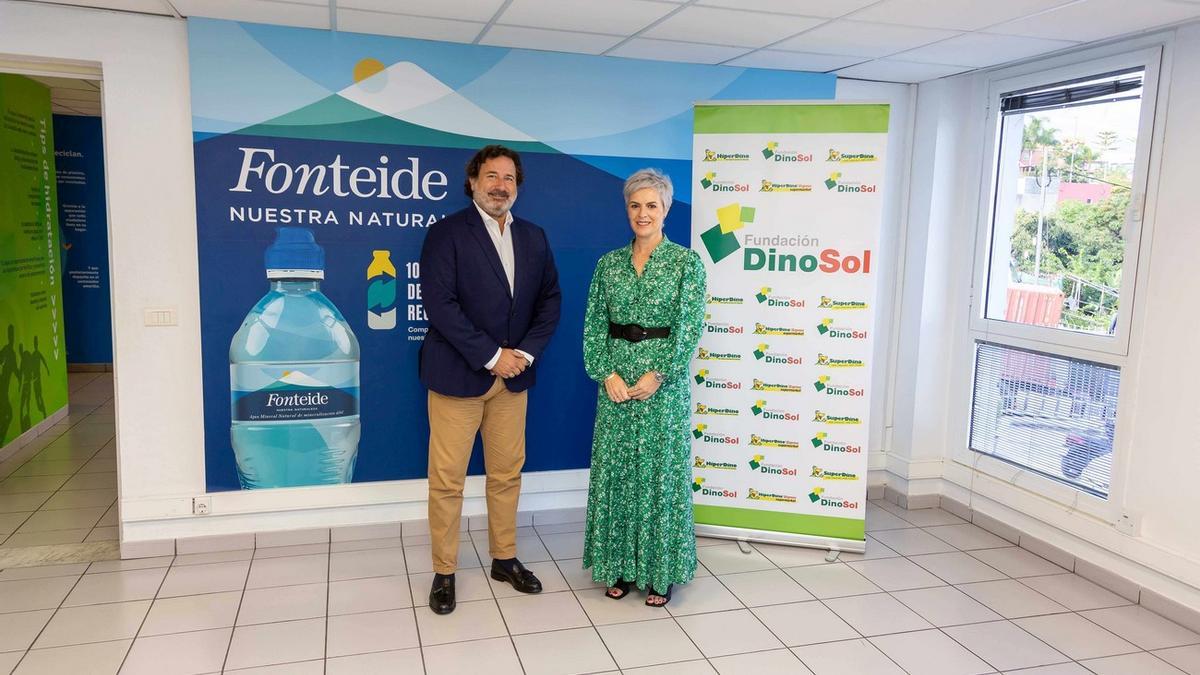 Fernando Bustamante y Virginia Ávila formalizaron la nueva colaboración en la sede de Fonteide en Santa Cruz de Tenerife.