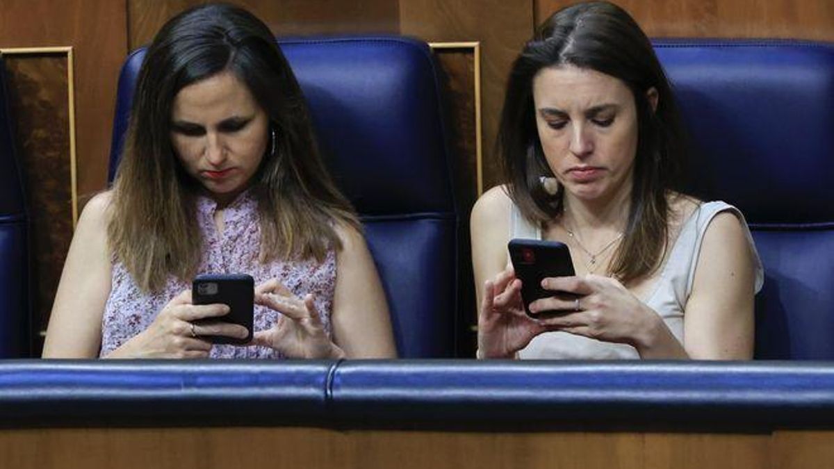 La ministra de Igualdad, Irene Montero, y la de Derechos Sociales, Ione Belarra, observan sus móviles en el Congreso de los Diputados durante la última sesión del debate sobre el estado de la nación.