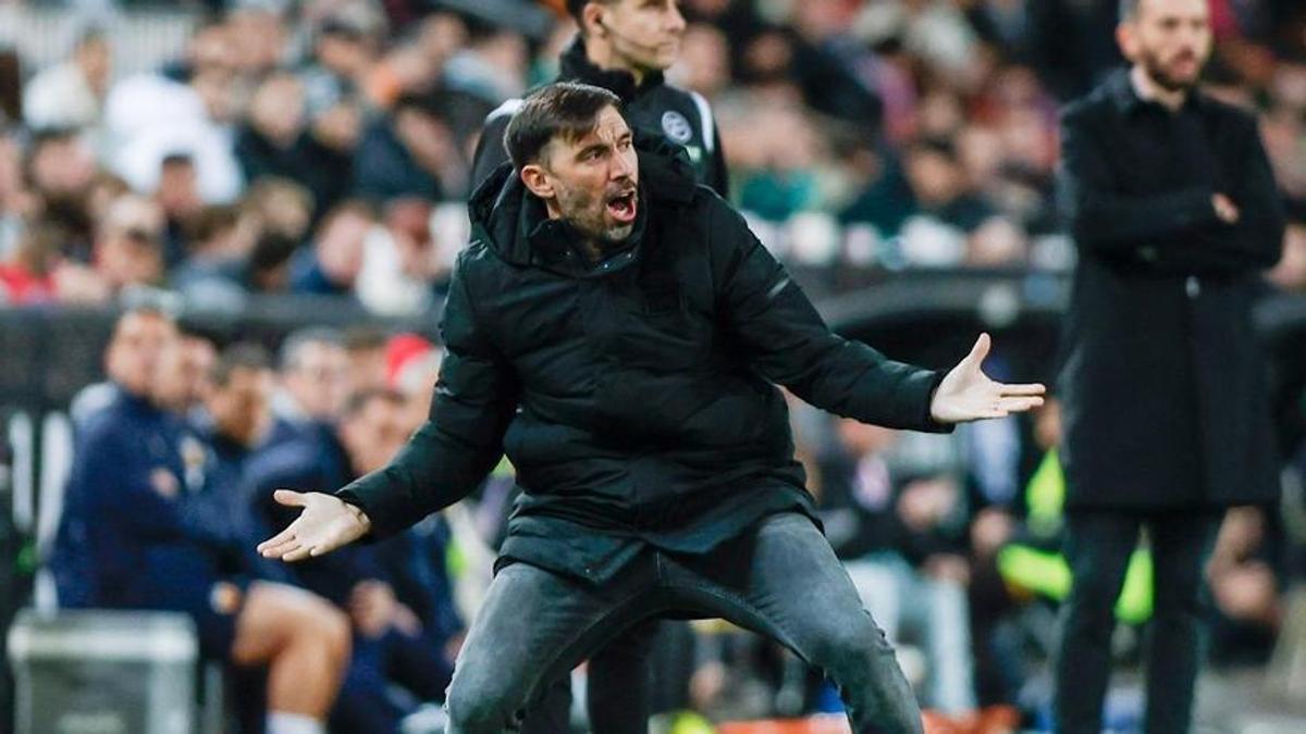 El entrenador del Elche, Eder Sarabia, da órdenes a sus jugadores durante el partido en Mestalla