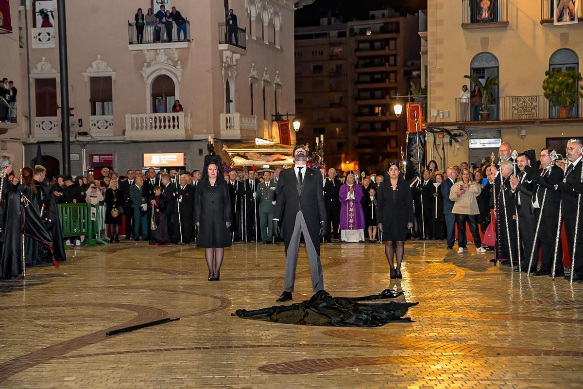 Viernes Santo en Elche: Así ha sido la "Trencà del Guió" Viernes Santo en Elche: Así ha sido la "Trencà del Guió"