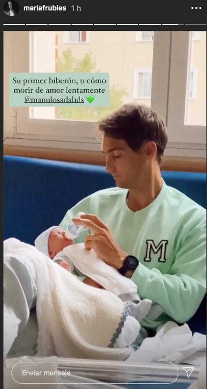 Manuel Losada con su bebé recién nacido, Nico