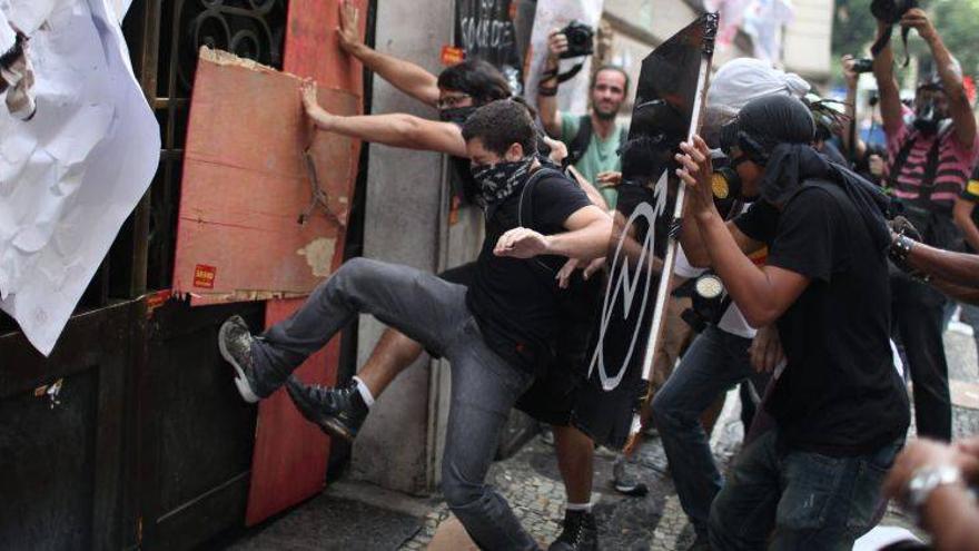 Repuntan las virulentas protestas en Río de Janeiro