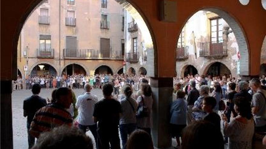 Molts veïns es van reunir a la plaça Major de Sant Joan per expressar el seu dol per Esteve Martínez.