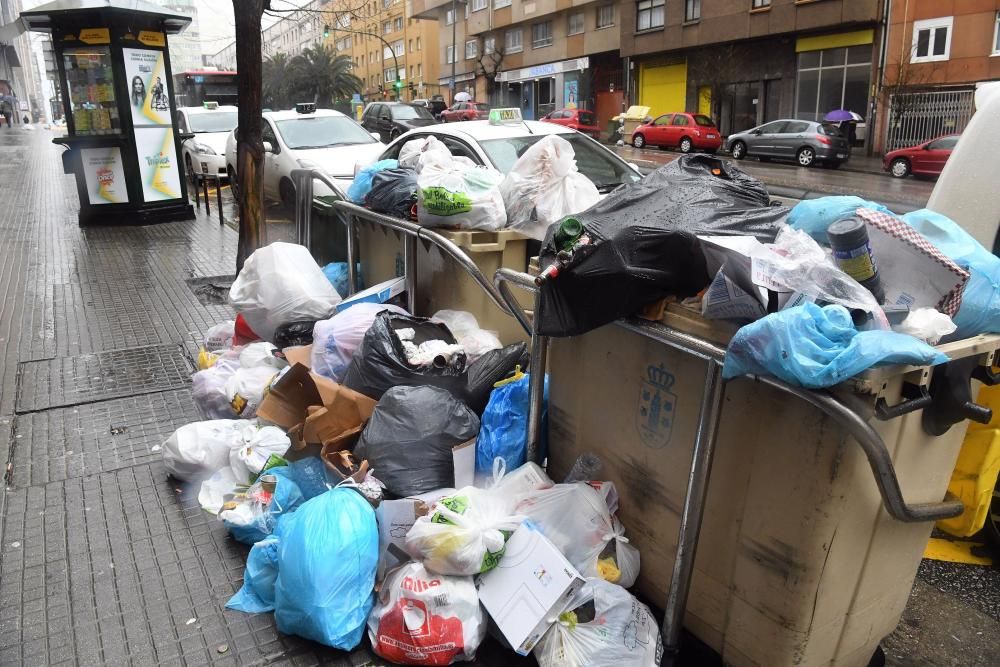 El servicio se ha reforzado esta mañana en la ronda de Nelle y el centro, donde se acumulan más residuos