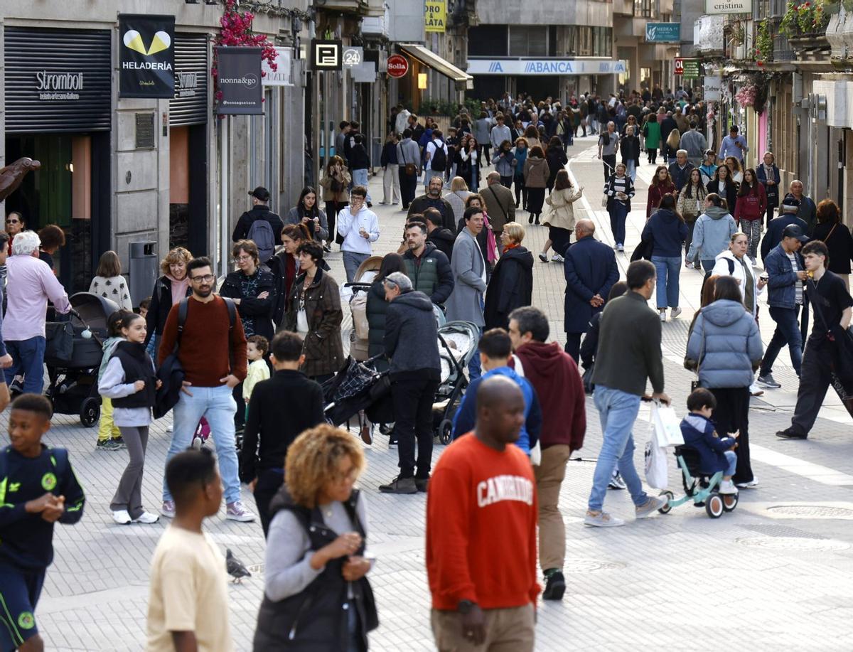 Personas paseando por Pontevedra, donde la mayoría de los autónomos son mayores de 50 años. | GUSTAVO SANTOS