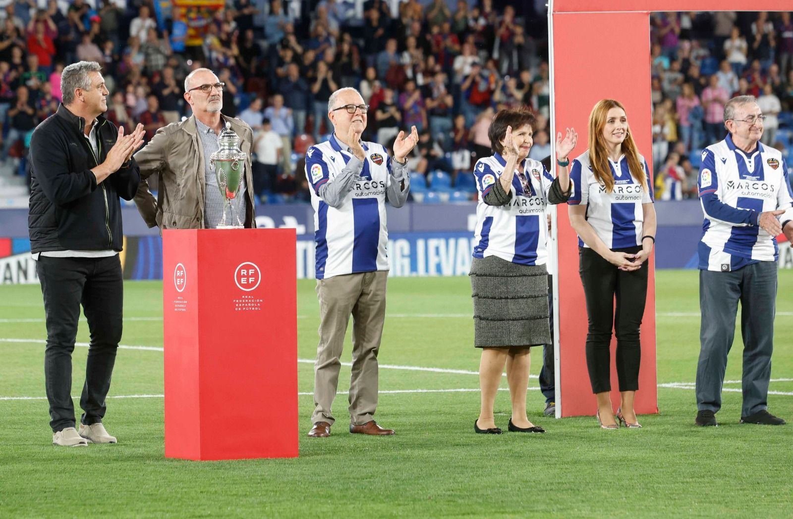 Honor y gloria para los héroes del 37: La Copa se alzó al cielo del Ciutat