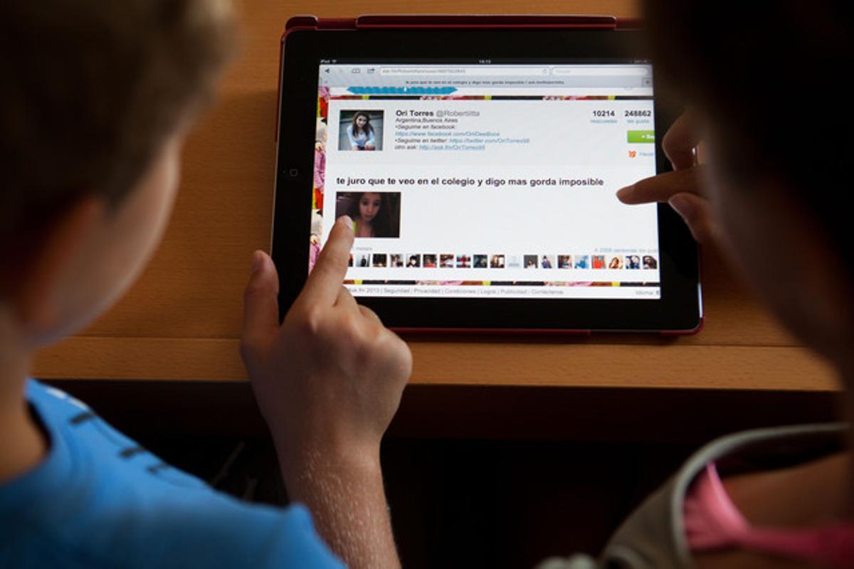 Dos adolescents davant de la web d’Ask.fm.