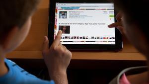 Dos adolescents davant de la web d’Ask.fm.