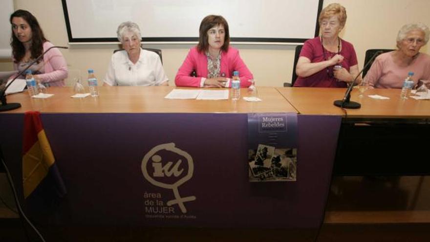 Ponentes en la charla sobre «Mujeres rebeldes», ayer, en Valdecarzana.