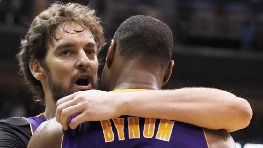 El jugador de Lakers Andrew Bynum (d) es felicitado por su compañero Pau Gasol.