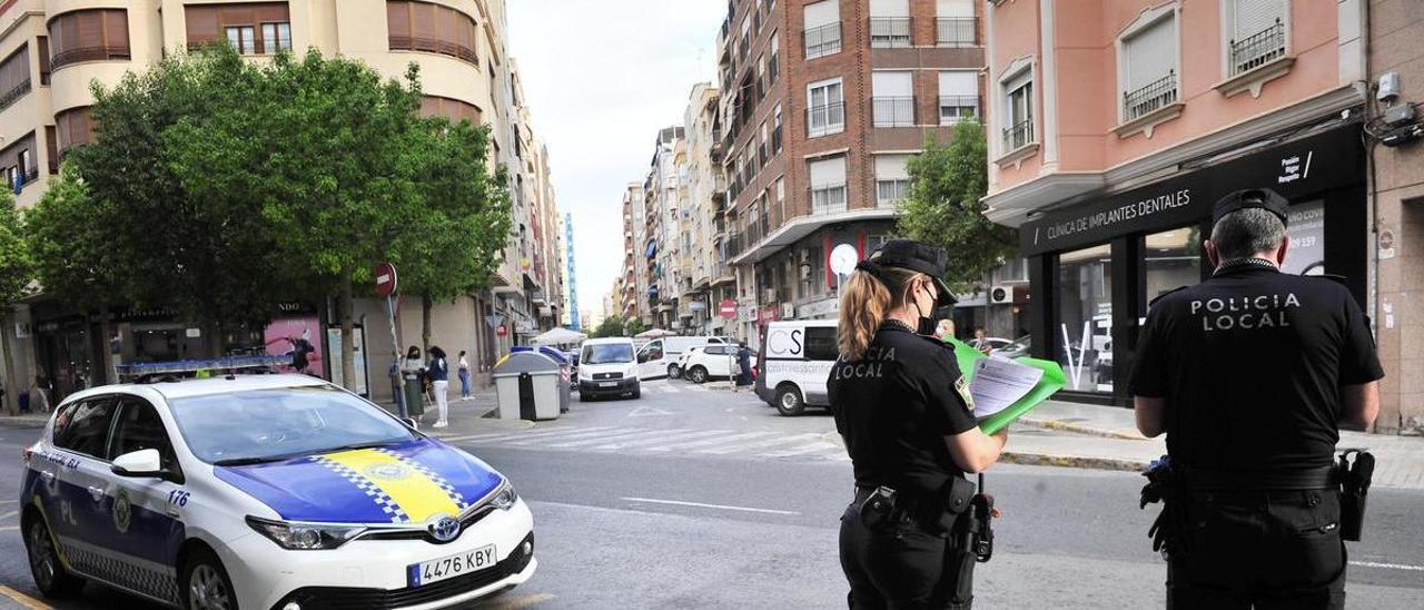 Agentes de la Policía Local de Elche tras una inspección