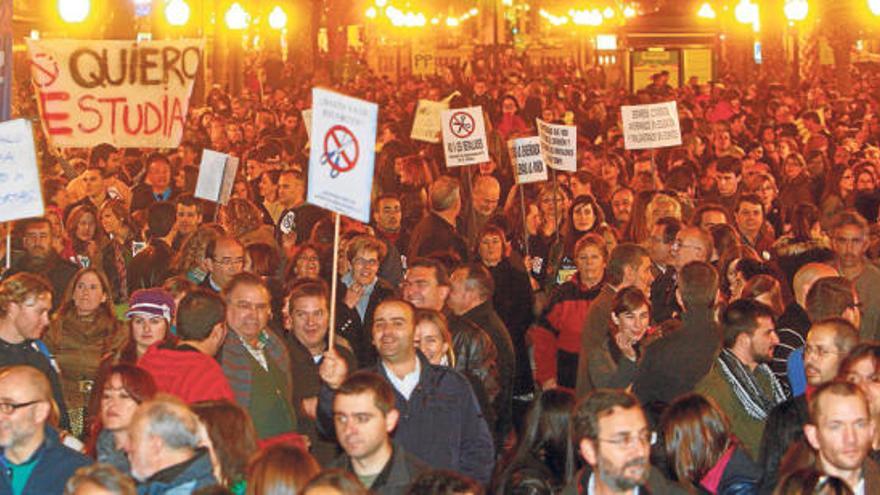 Instante de la masiva manifestación que recorrió ayer las calles de Alicante en protesta por las políticas de recortes del Consell y a favor de la educación pública.