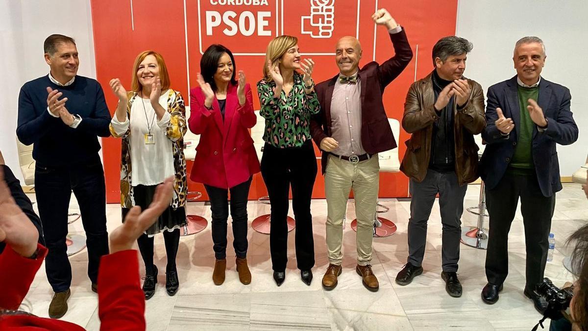 Pilar Alegría, en el centro, flanqueada por Antonio Hurtado, el candidato del PSOE, y por Rafi Crespín, la secretaria provincial del partido.