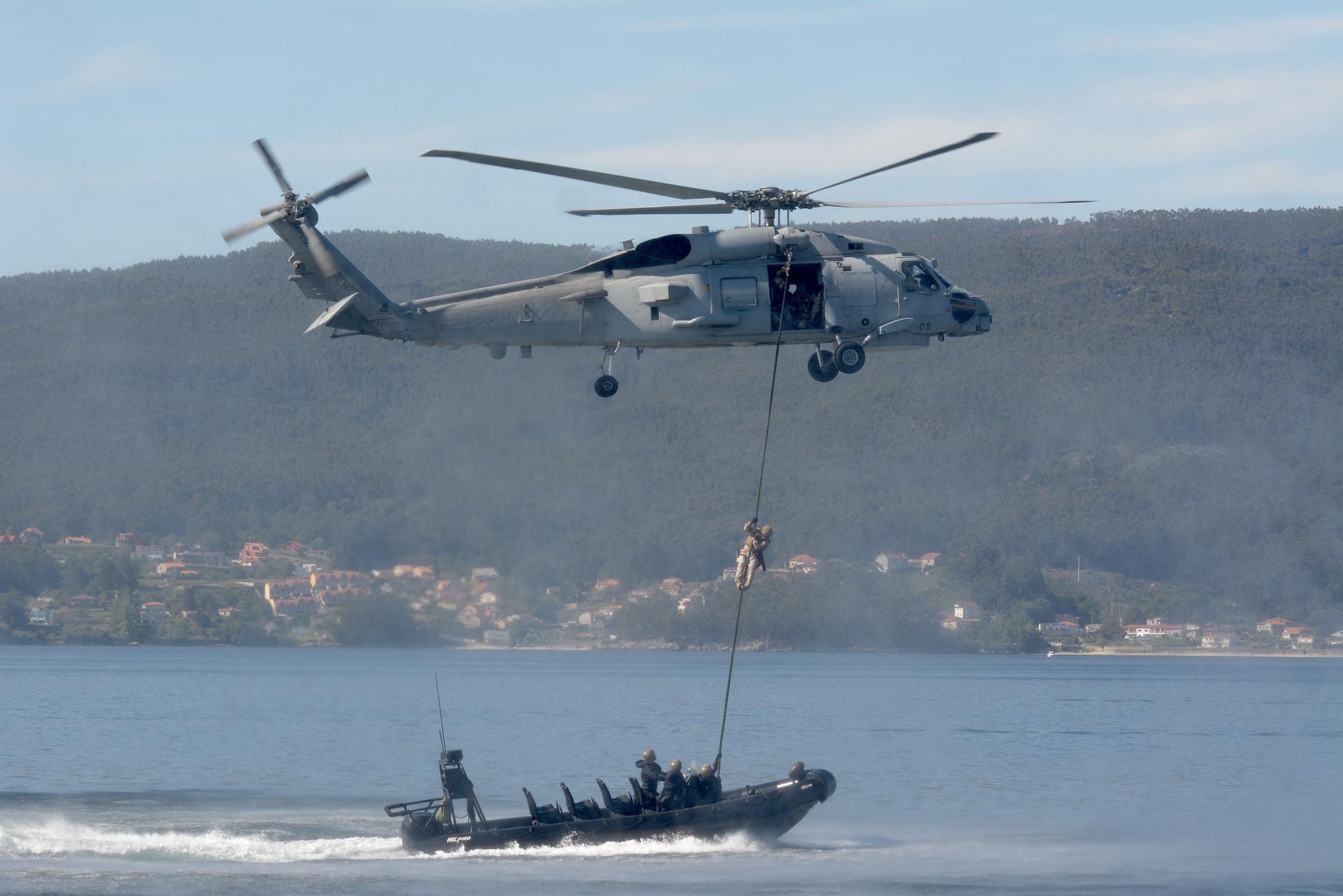 Así de espectacular fue la 'batalla' de la Armada en la Ría de Pontevedra