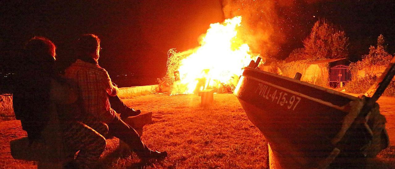 Una tradicional hoguera en San Xoán de O Grove. |   // FDV