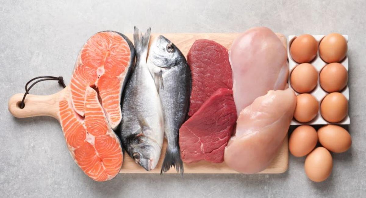 Pollo, pavo, carne de res magra y pescado son excelentes fuentes de proteínas.