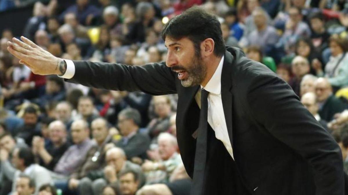 Álex Mumbrú, entrenador del Valencia BC, trata de mantener a su equipo en máxima alerta