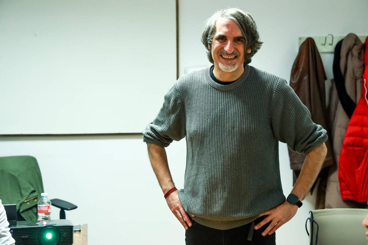 Juan Antonio Vicente lleva siete años impartiendo el curso sobre uso del smartphone.