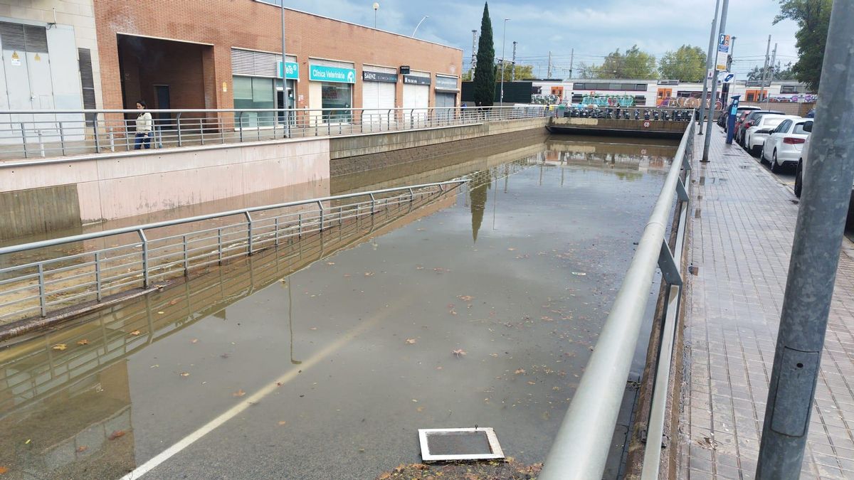 El paso subterráneo de la Calle Joanot Martorell de Castelldefels, completamente anegado.