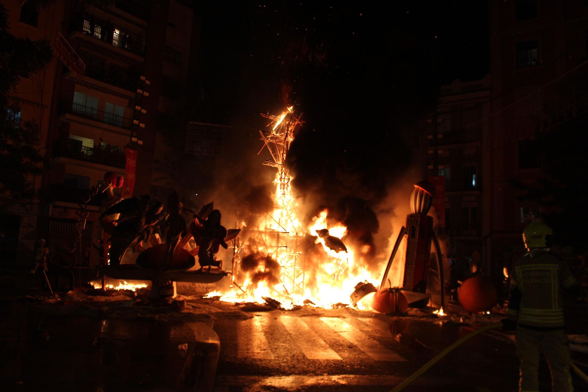 Así ardió la aviadora de la falla Cuba-Literato Azorín