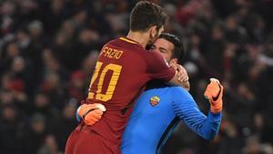Alisson se abraza a Fazio después de que el Roma eliminara al Shakhtar Donetz en la Champions el pasado mes de marzo.