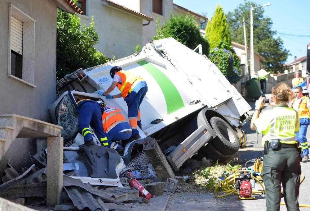 Un operario herido grave al quedar atrapado en un camión de la basura // G.Santos