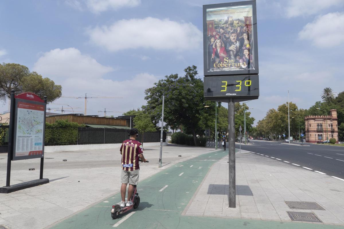 Un patinete circula por un carril bici en una imagen de archivo
