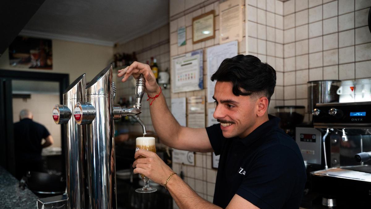Alfonso Pérez, sirviendo una cerveza en la reapertura del Zani.