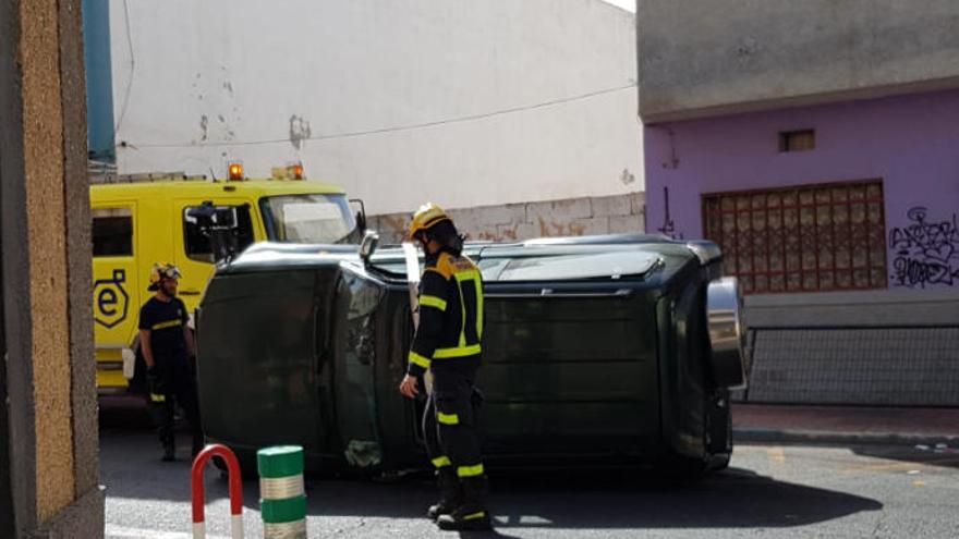 Un vehículo vuelca tras chocar con una valla