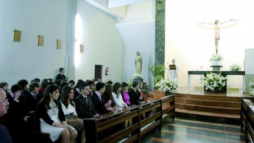 Alumnos asistentes, ayer, a la misa celebrada en el Paula Frassinetti.