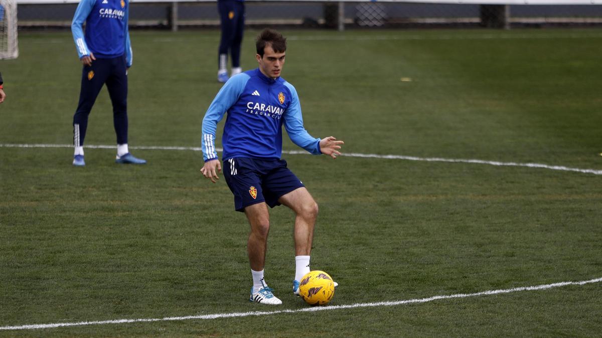 Francho golpea el balón durante un entrenamiento.