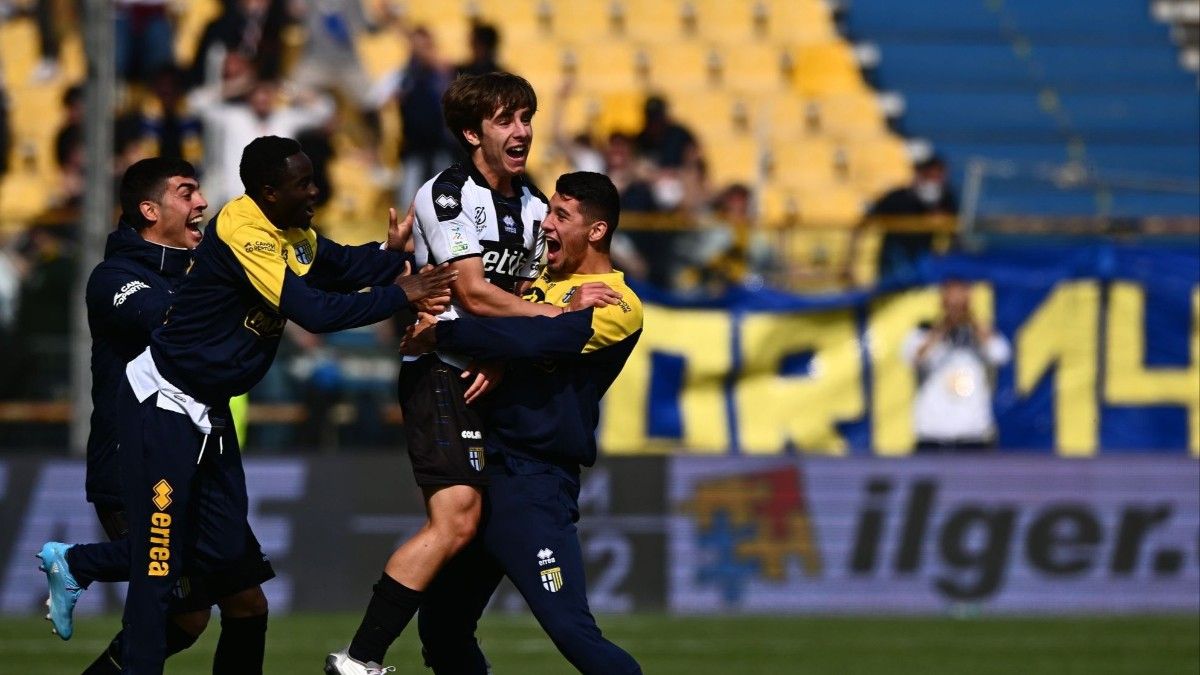 Adrián Bernabé celebrando la victoria ante el Como con sus compañeros