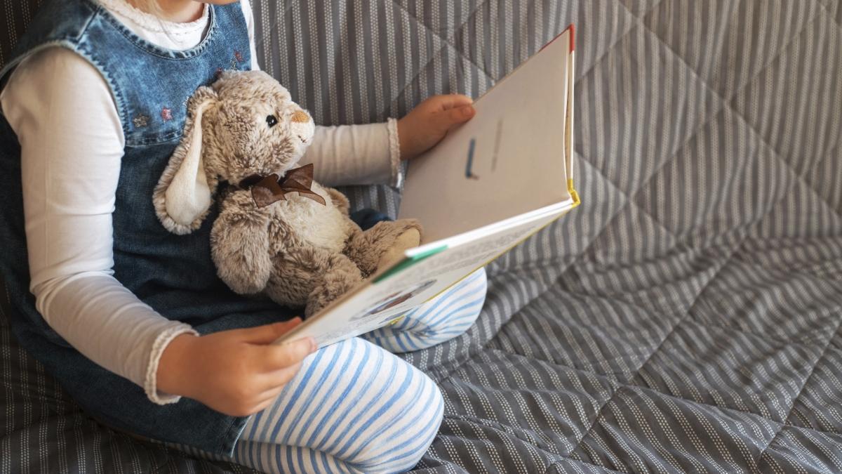 Niña leyendo un cuento